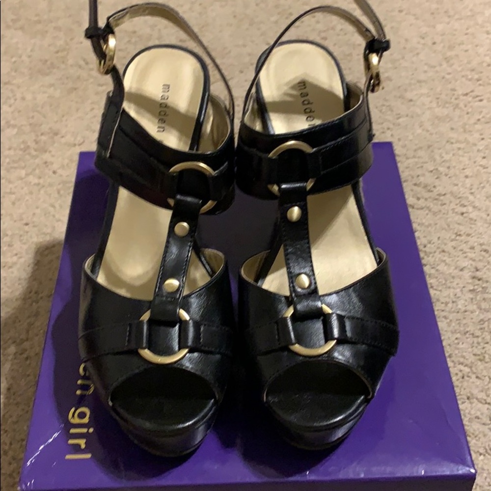 Madden Girl Wedge
